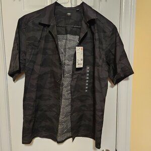 Men's Uniqlo Short Sleeve Shirt, size XS
